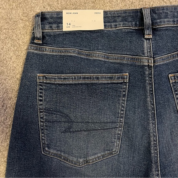 AE high rise Mom Jean - Picture 7 of 8